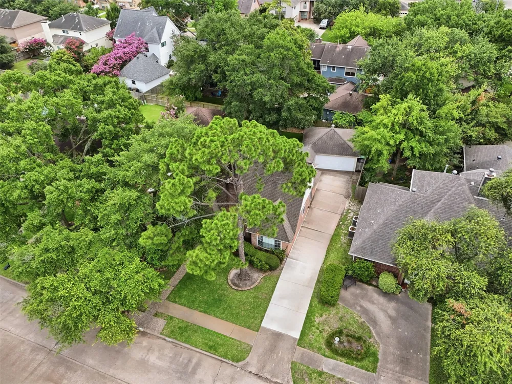 12527 Piping Rock Dr, Houston, TX 77077