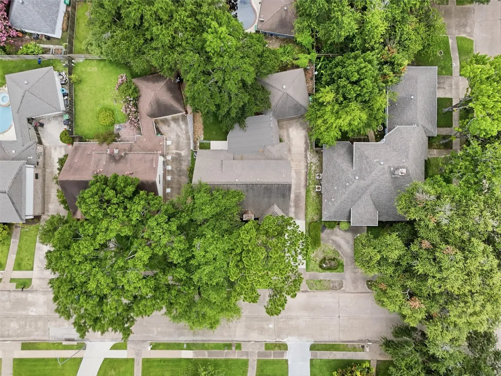 12527 Piping Rock Dr, Houston, TX 77077