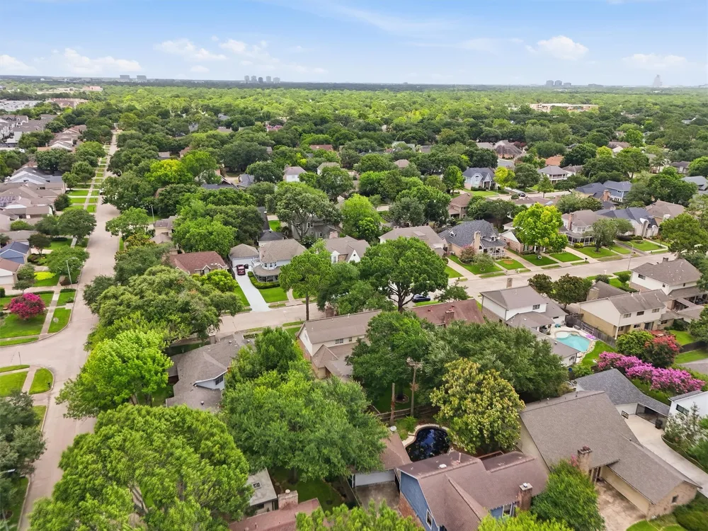 12527 Piping Rock Dr, Houston, TX 77077