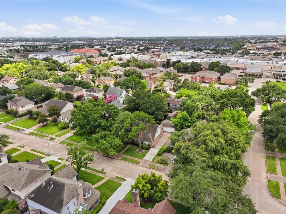 12527 Piping Rock Dr, Houston, TX 77077