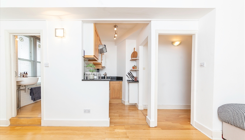 Stylish Studio Apartment with Access to Private Communal Garden Image 5