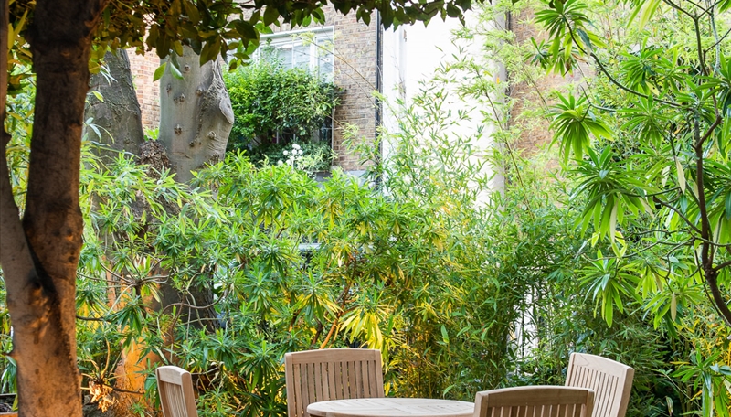 Stylish Studio Apartment with Access to Private Communal Garden Image 8