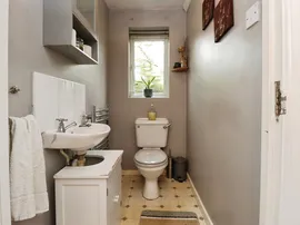 Leighton Close, Wellingborough thumb 3