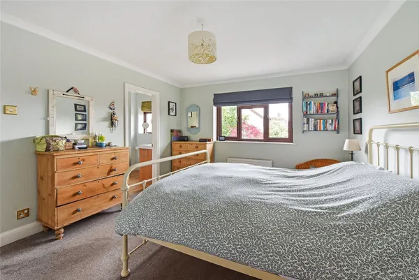 Plainwood Close, Summersdale, PO19 photo 8