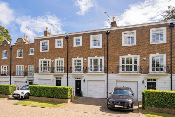 Grosvenor Place, Weybridge, KT13 photo 1