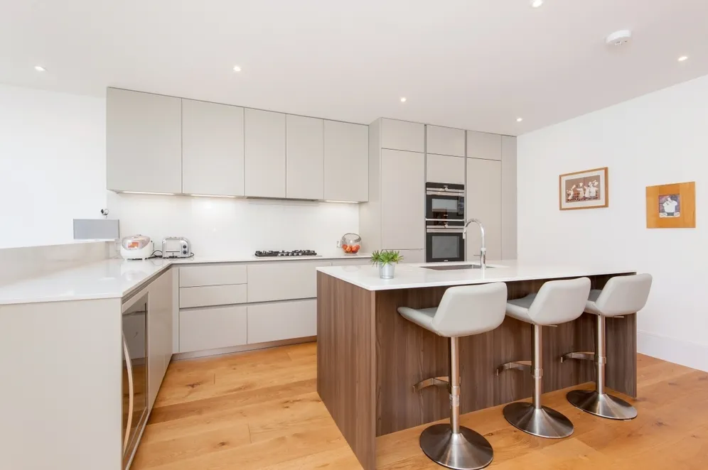 Baker Street Weybridge KT13 photo 4