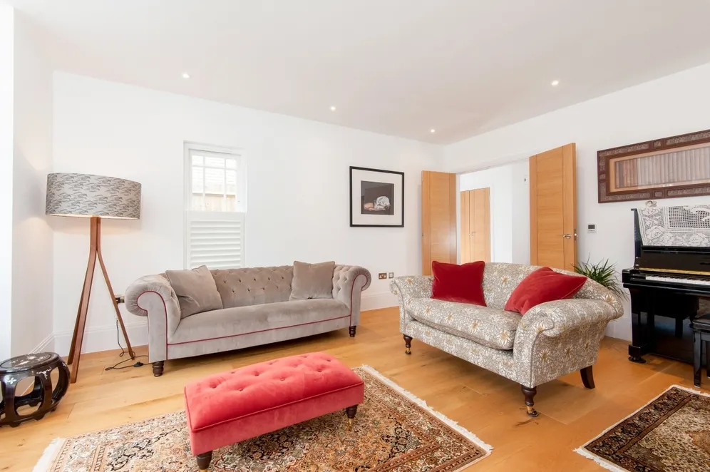 Baker Street Weybridge KT13 photo 9