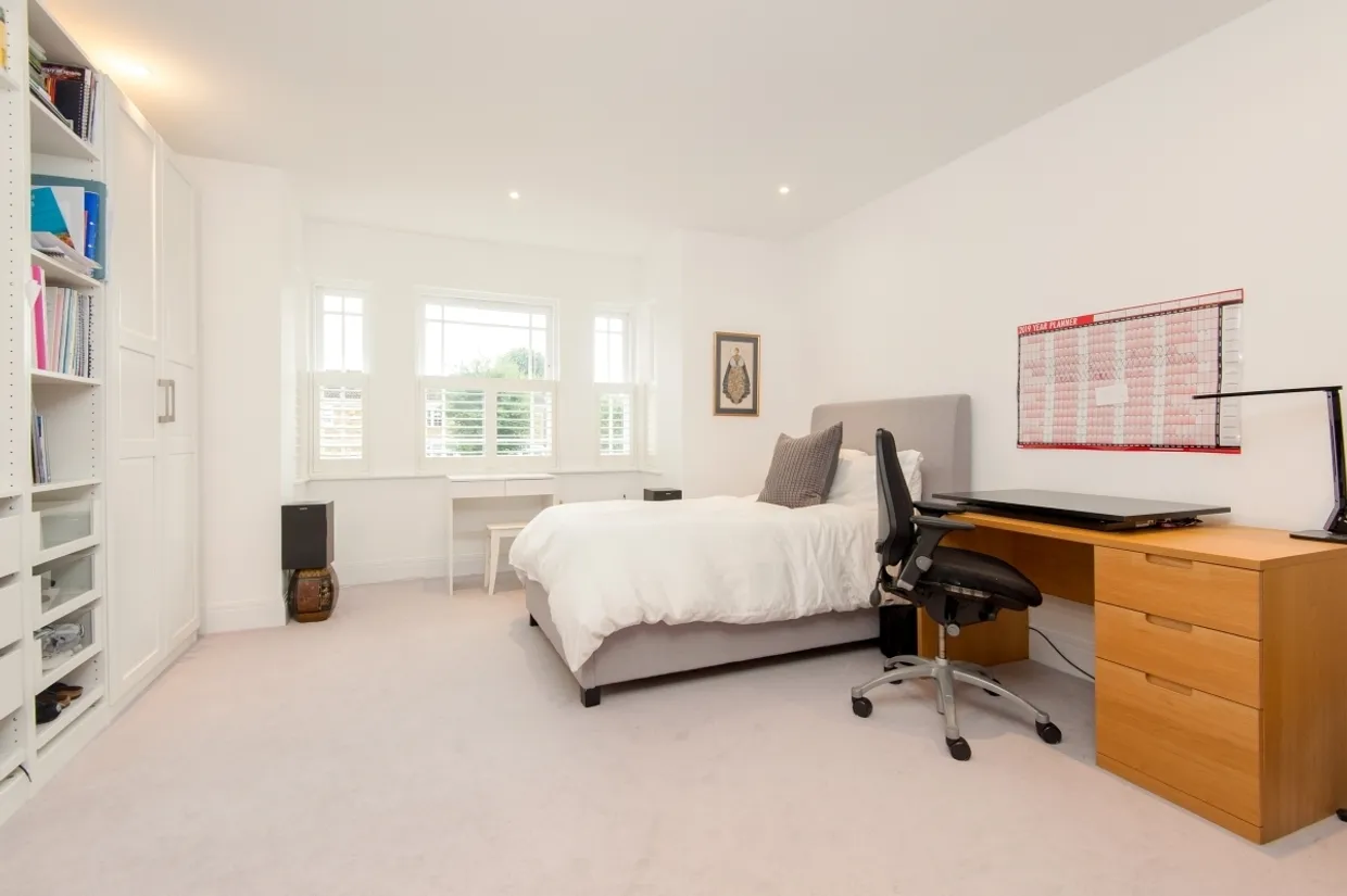 Baker Street Weybridge KT13 photo 16