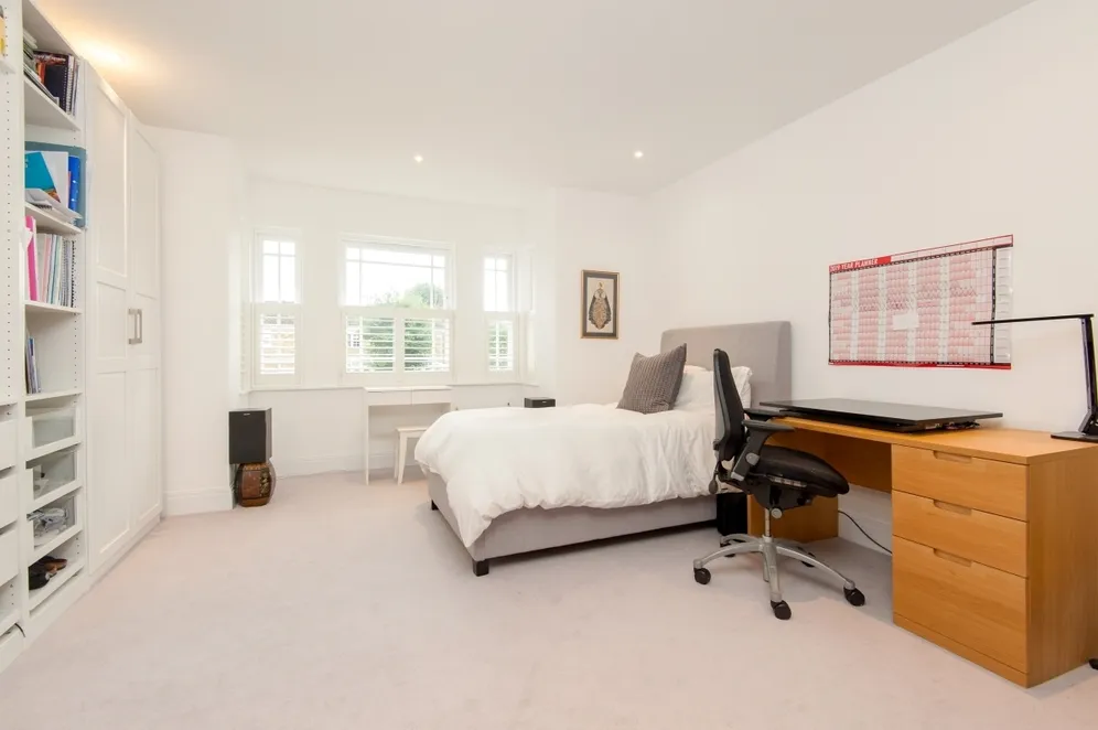 Baker Street Weybridge KT13 photo 16