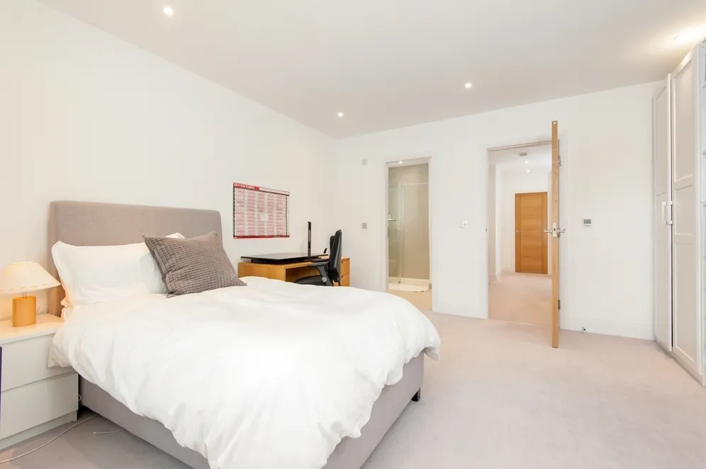 Baker Street Weybridge KT13 photo 17