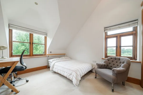 Mays Green, Cobham, KT11 photo 12