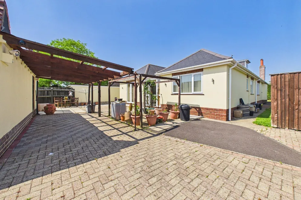 Property carousel item 4