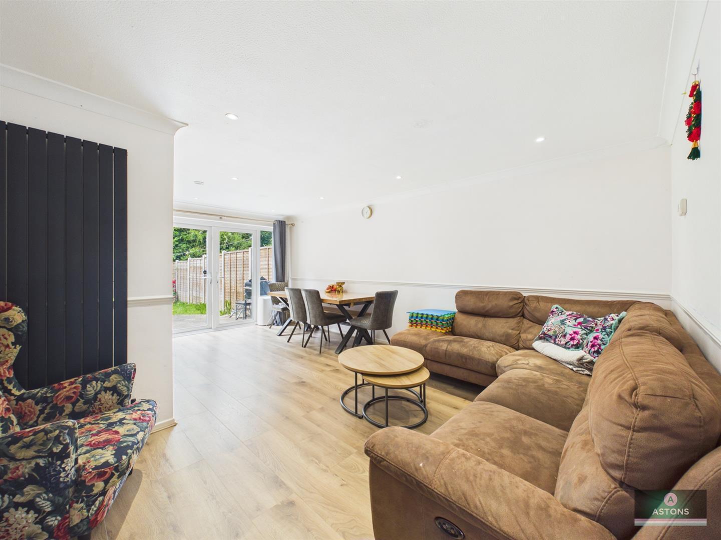 Mannings Close, Pound Hill Image 2