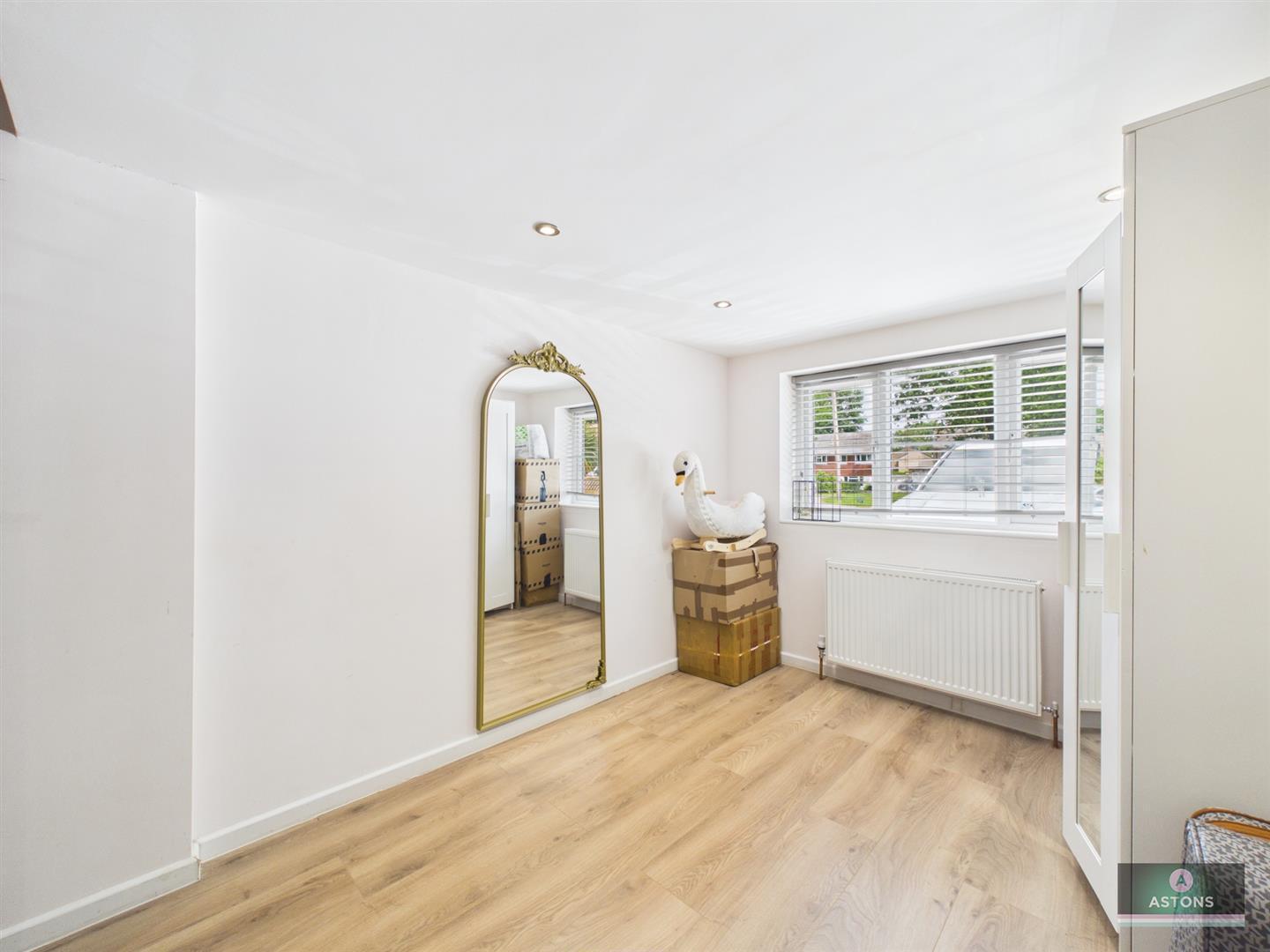 Mannings Close, Pound Hill Image 5