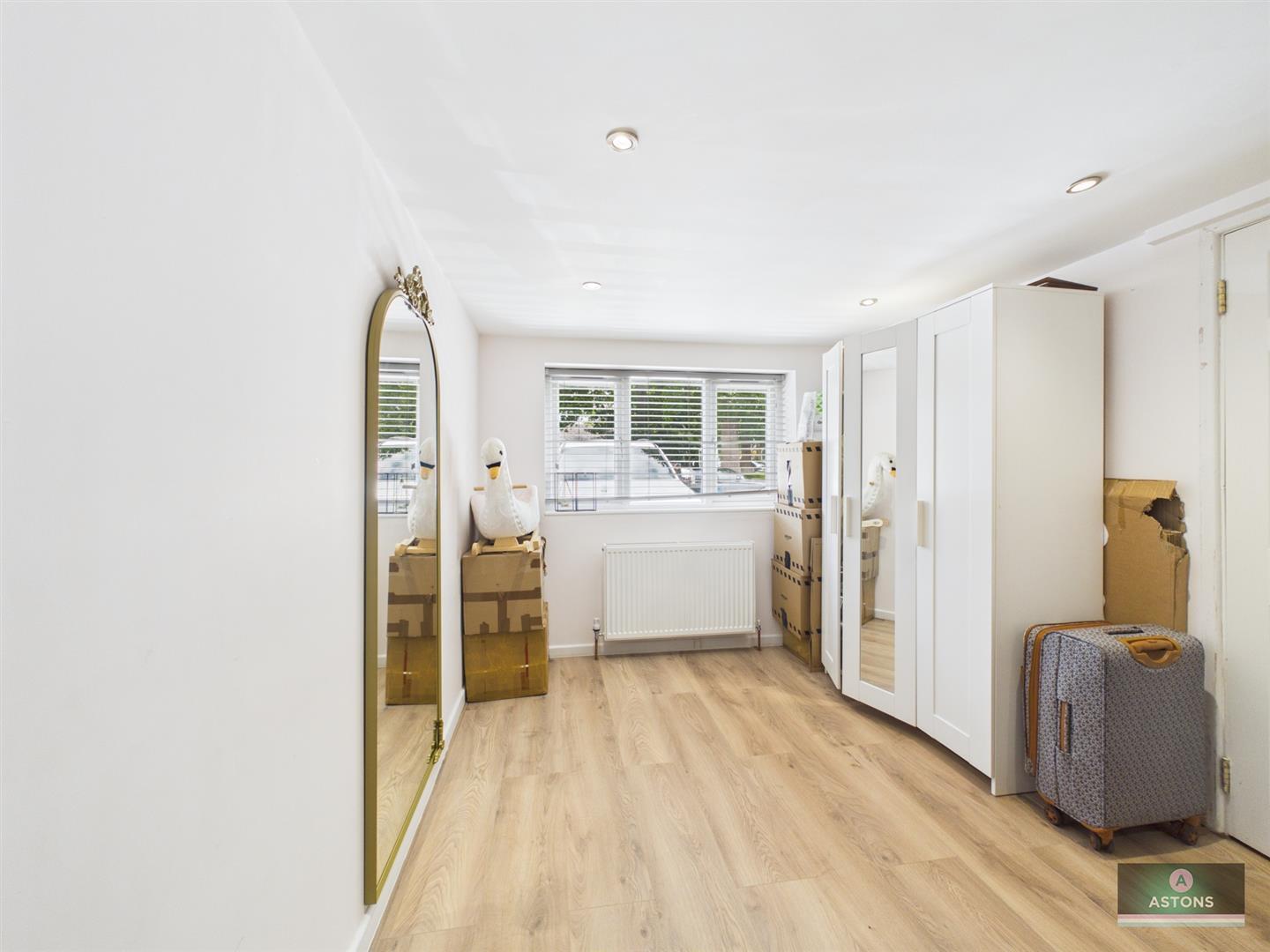Mannings Close, Pound Hill Image 6