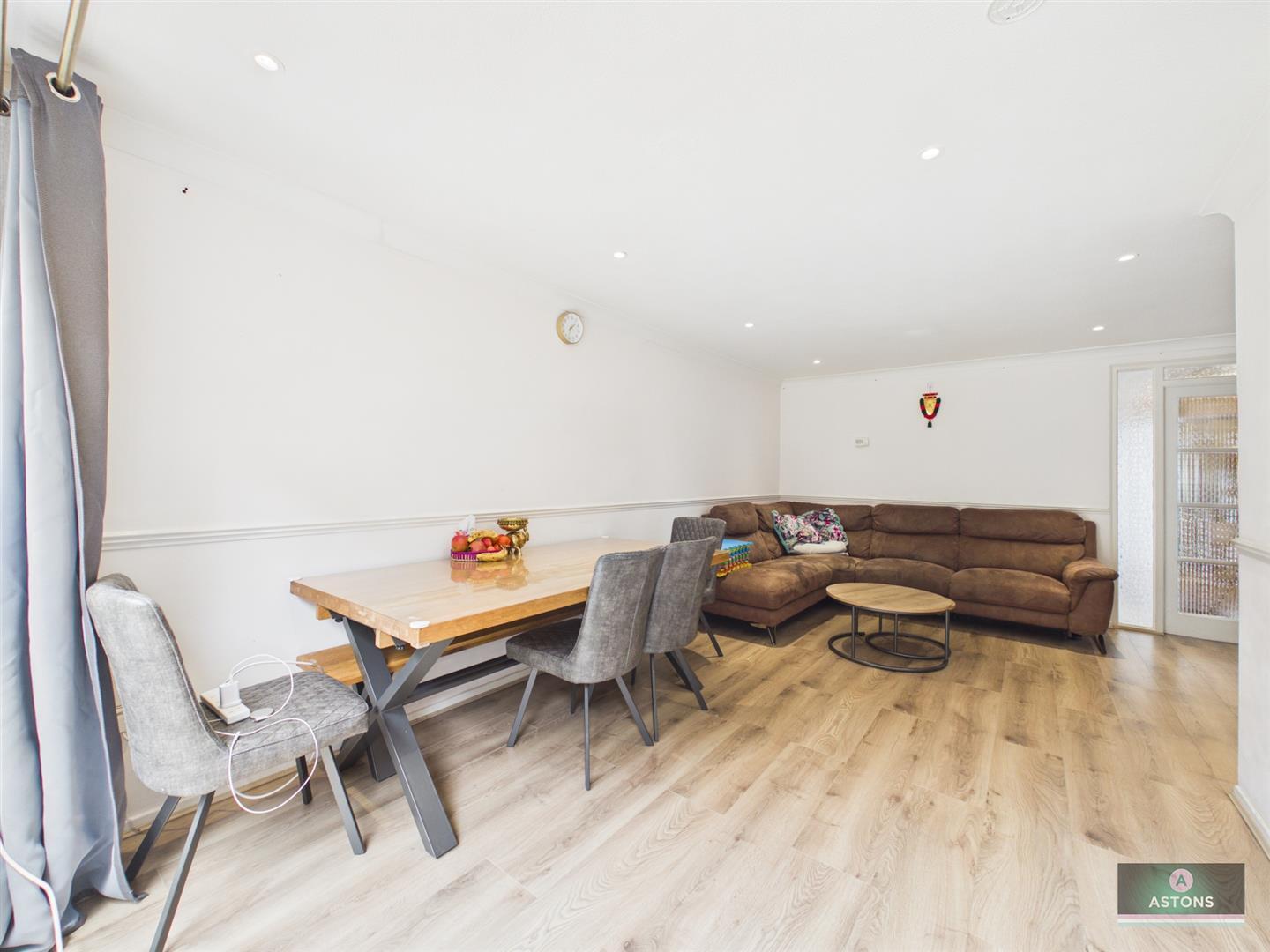 Mannings Close, Pound Hill Image 7