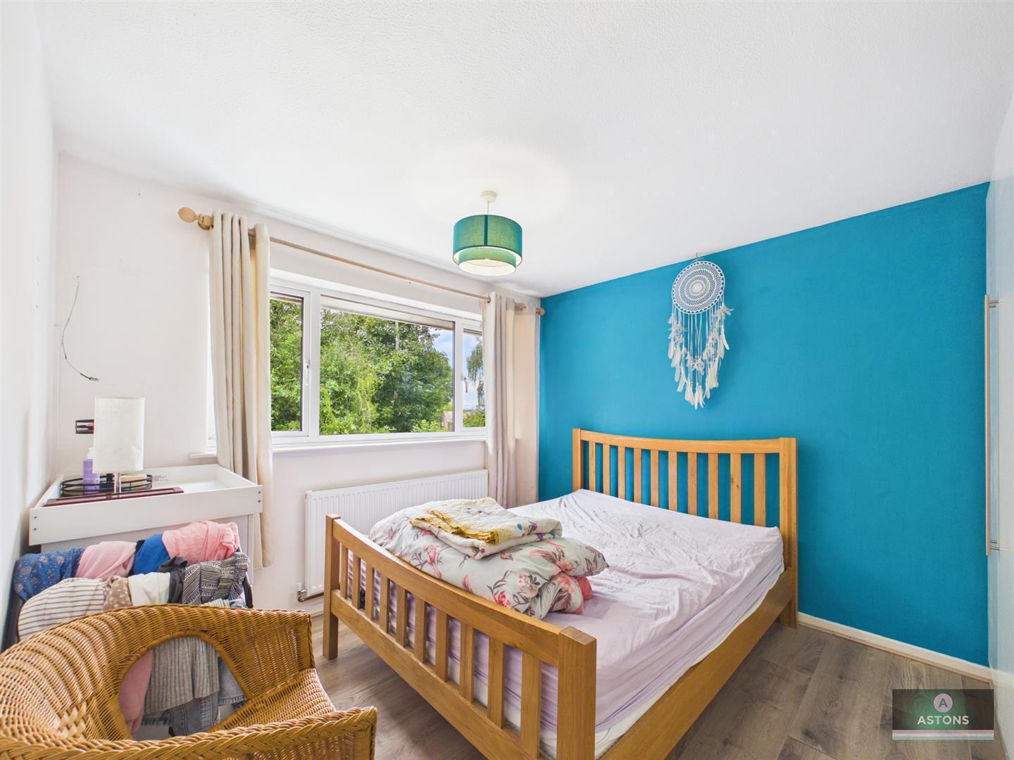 Mannings Close, Pound Hill Image 9