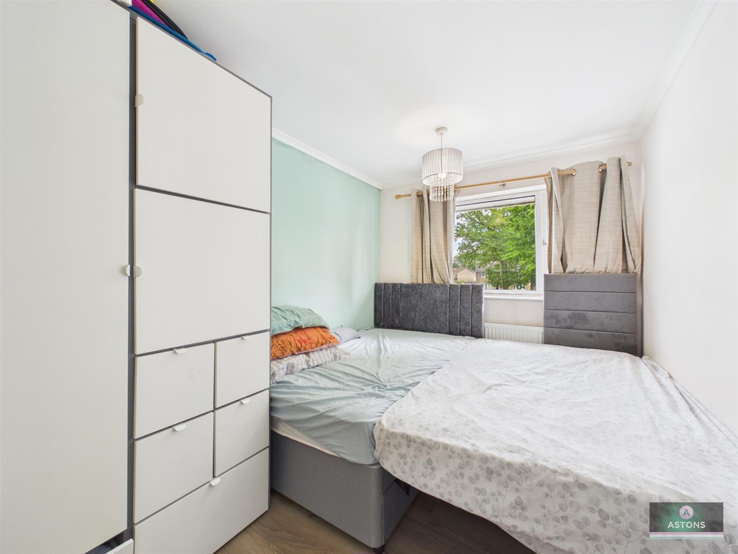 Mannings Close, Pound Hill Image 11