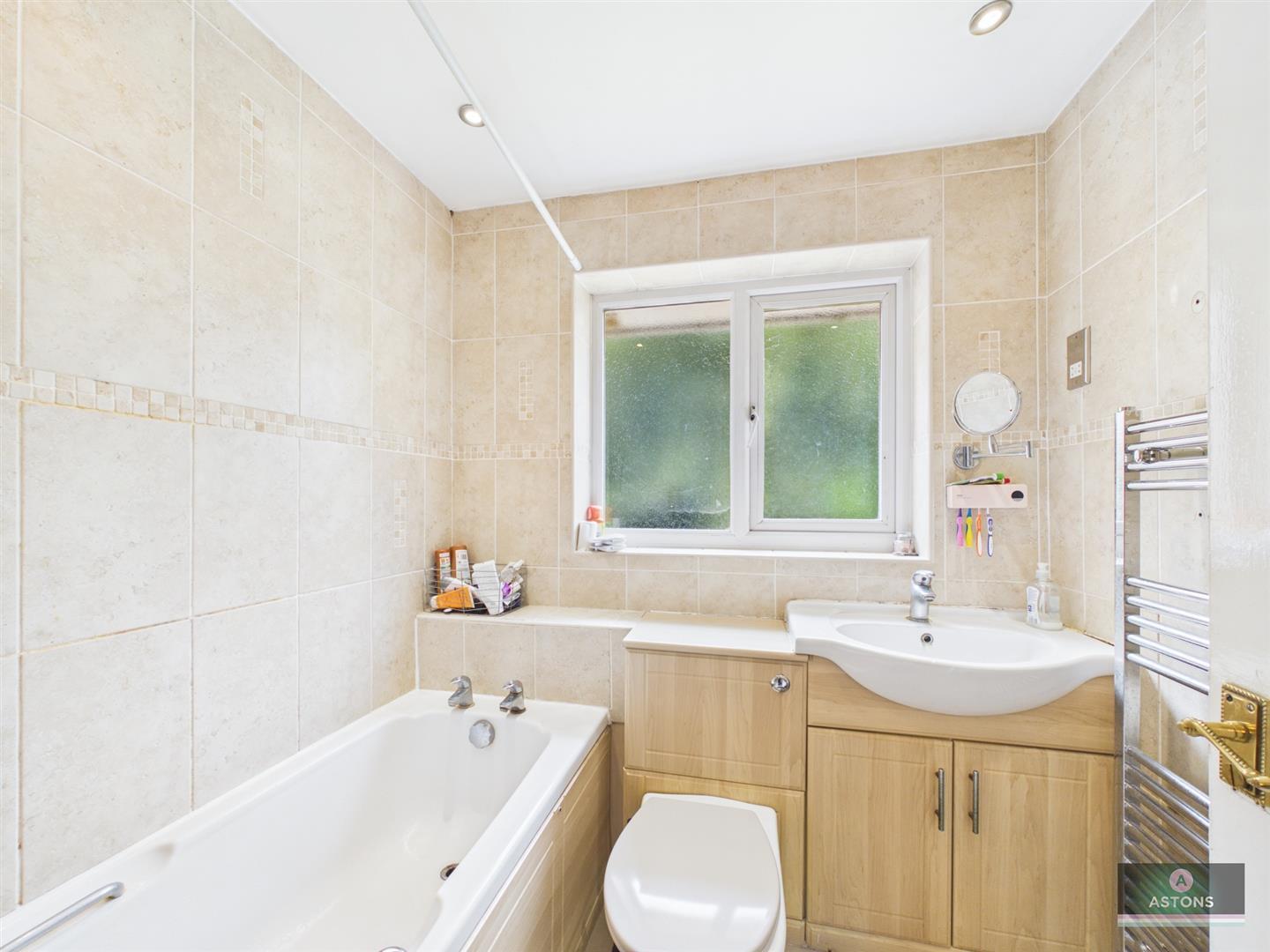 Mannings Close, Pound Hill Image 13