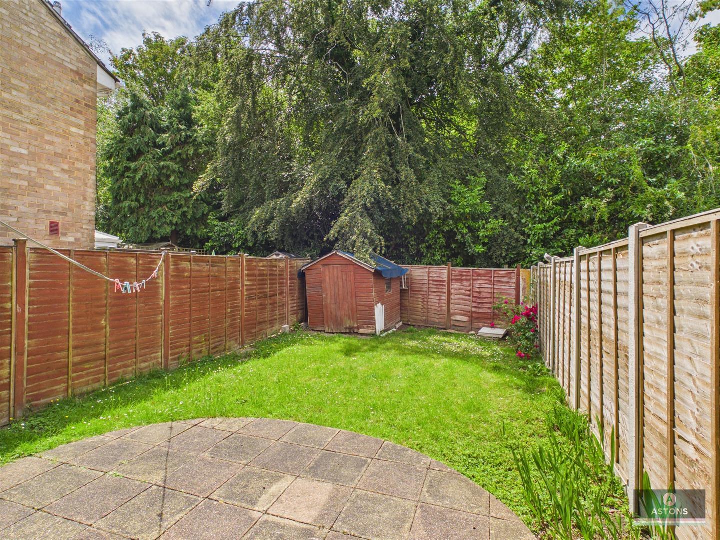 Mannings Close, Pound Hill Image 15