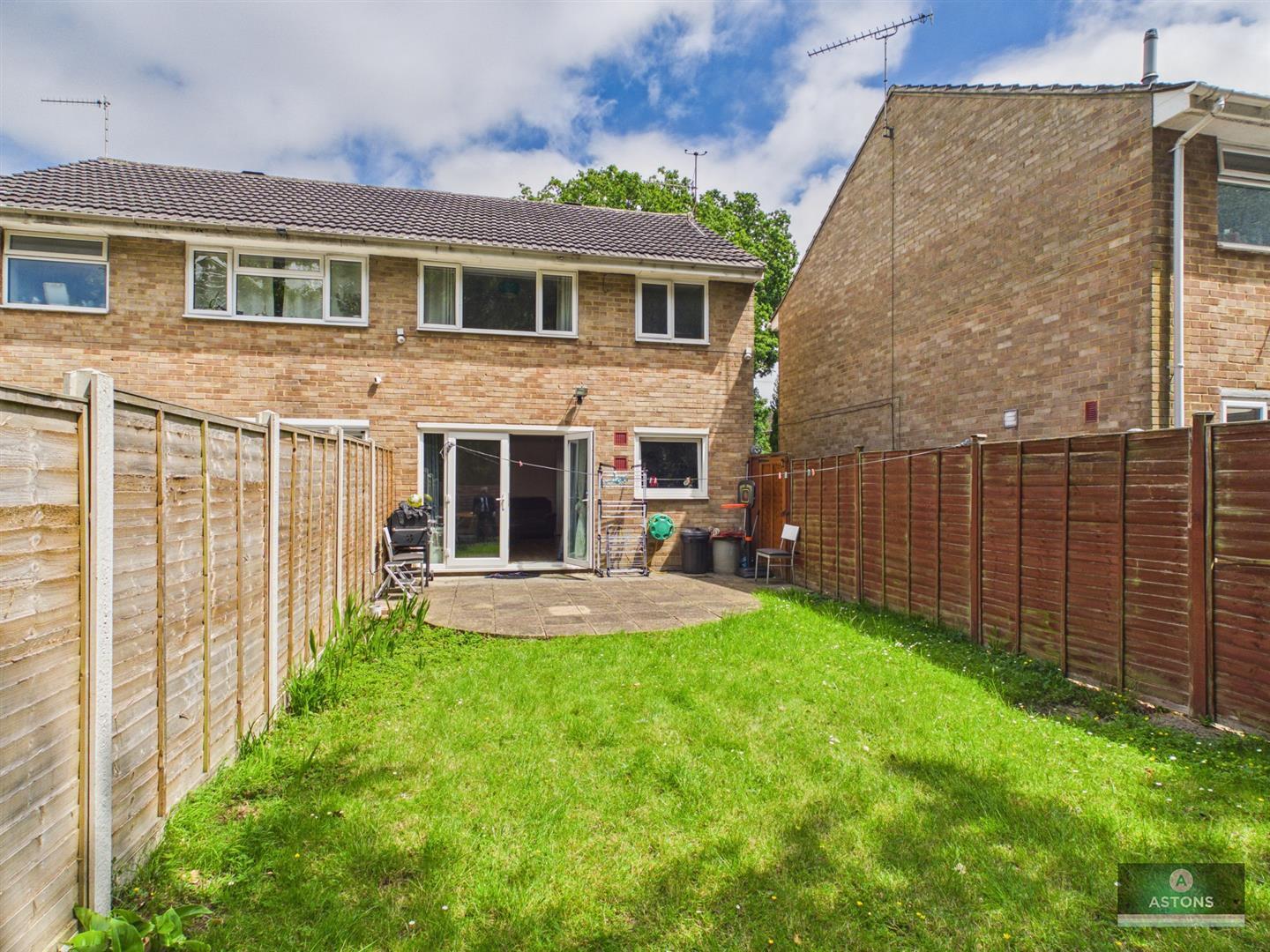 Mannings Close, Pound Hill Image 16