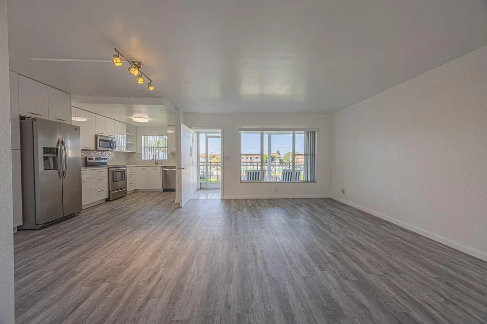 808 SE 7th St, Deerfield Beach, FL 33441