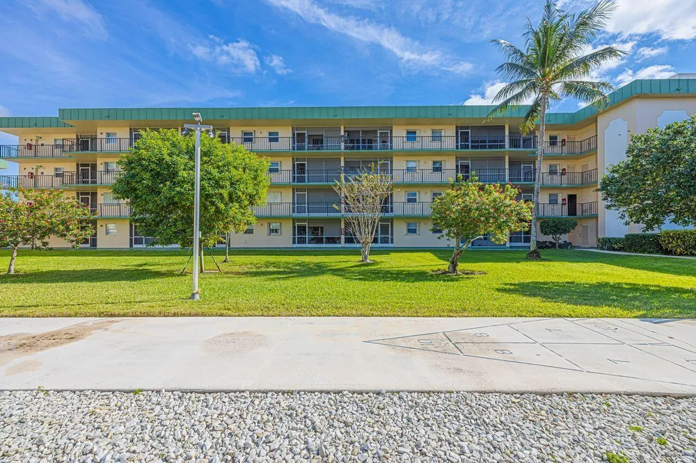 808 SE 7th St, Deerfield Beach, FL 33441