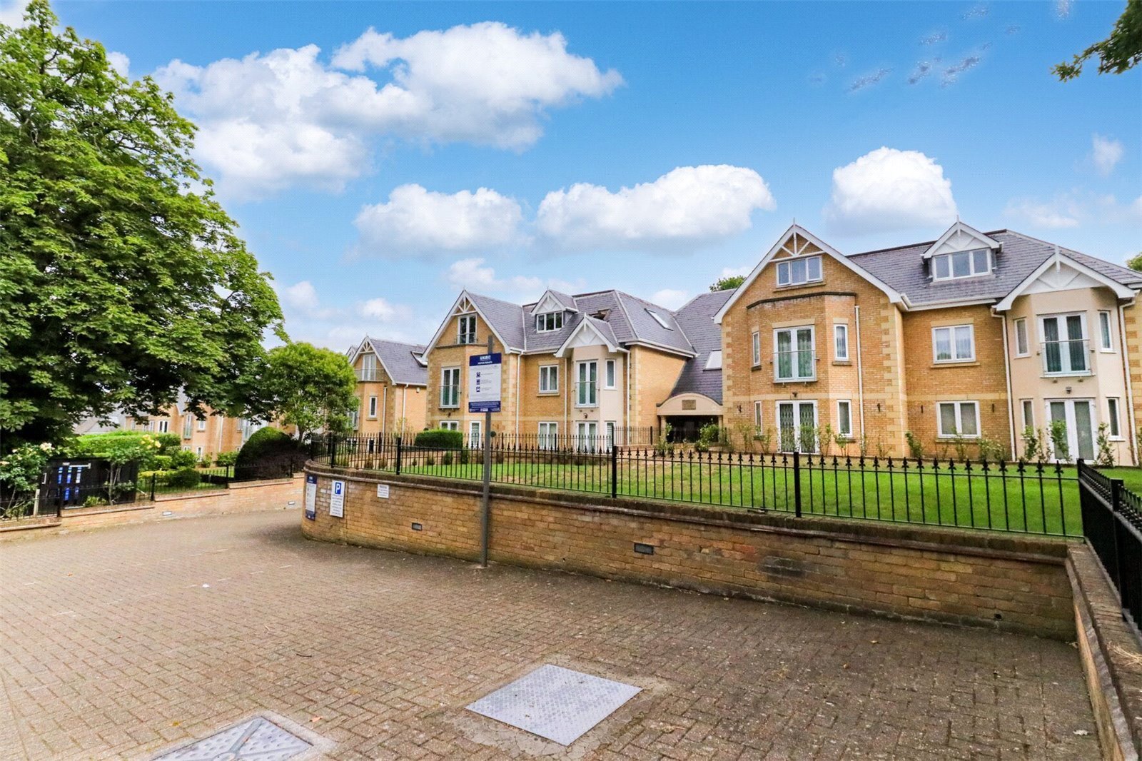 Slades Hill, Enfield, Middlesex, EN2 Image 1