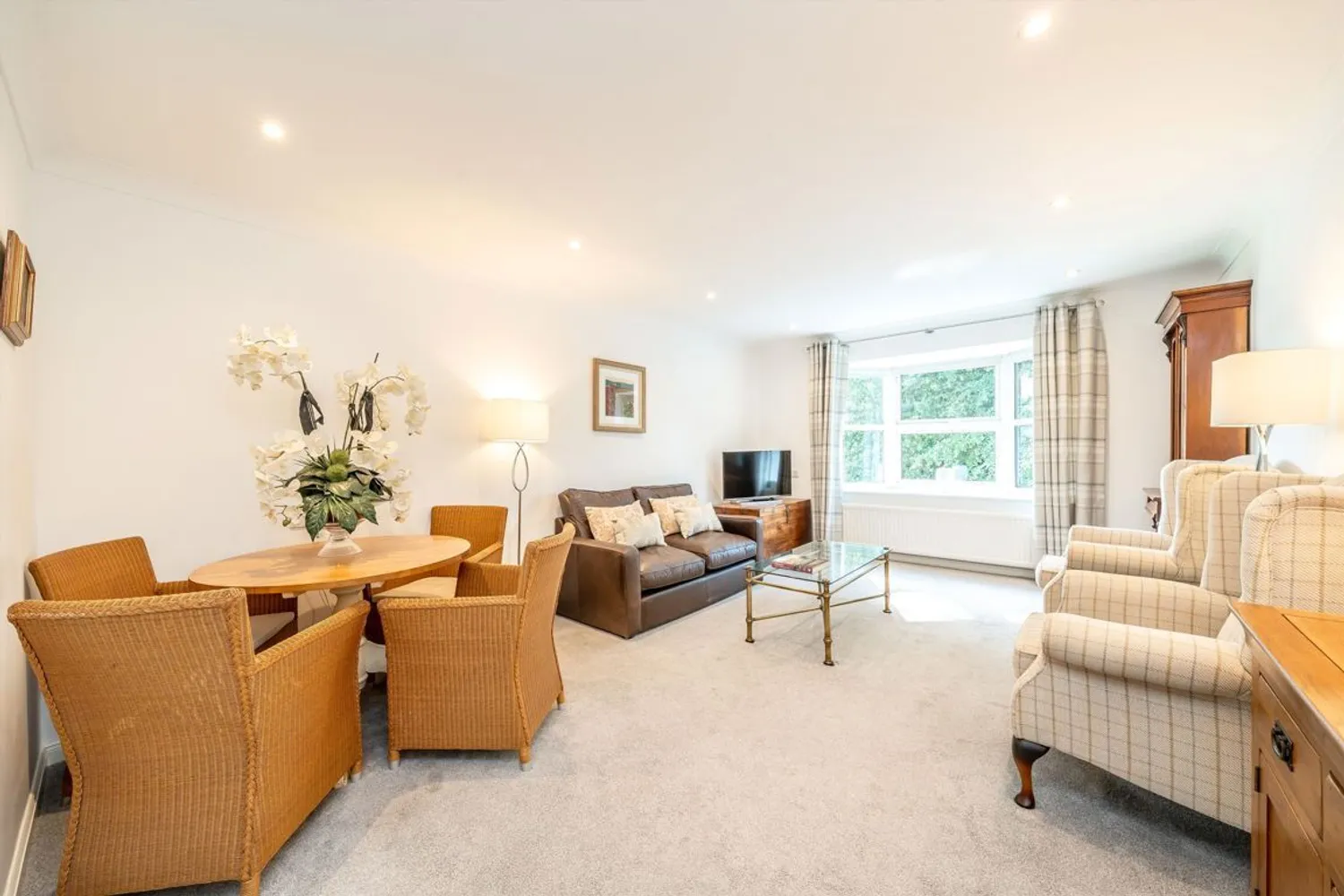 Fairlawn, Weybridge, KT13 photo 2