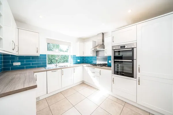 Fairlawn, Weybridge, KT13 photo 3