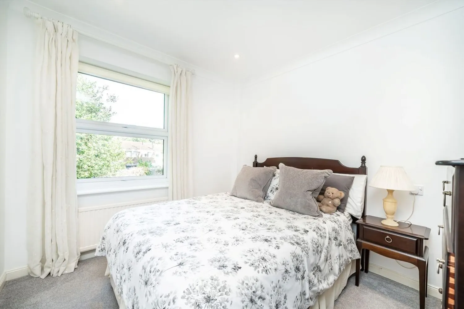 Fairlawn, Weybridge, KT13 photo 5