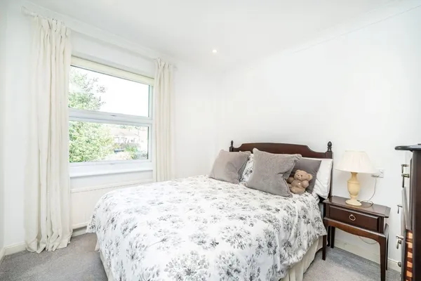 Fairlawn, Weybridge, KT13 photo 5