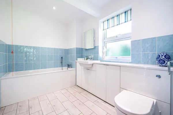 Fairlawn, Weybridge, KT13 photo 6