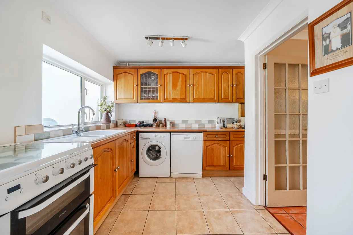 Portsmouth Road, Liphook, GU30 photo 6