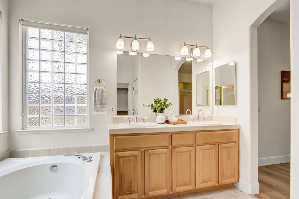 5144 Whisper Oaks Ln, Carmichael, CA 95608