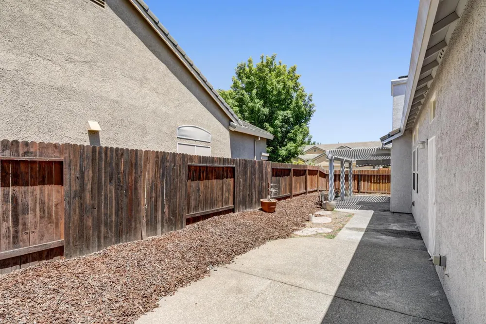5144 Whisper Oaks Ln, Carmichael, CA 95608