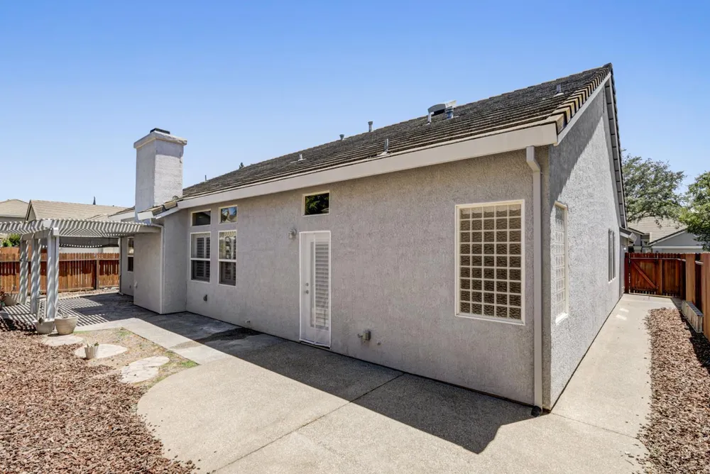 5144 Whisper Oaks Ln, Carmichael, CA 95608