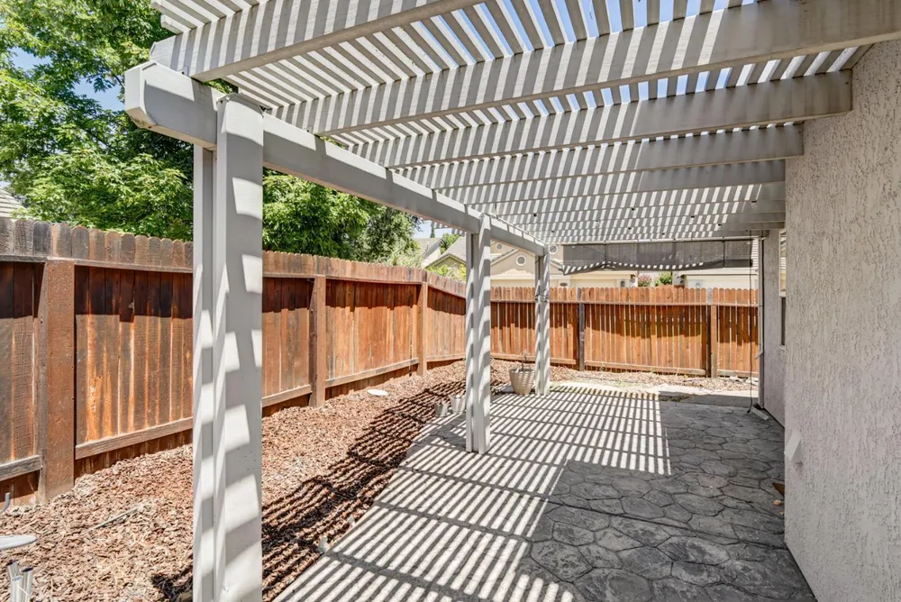 5144 Whisper Oaks Ln, Carmichael, CA 95608