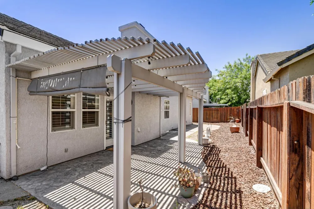 5144 Whisper Oaks Ln, Carmichael, CA 95608