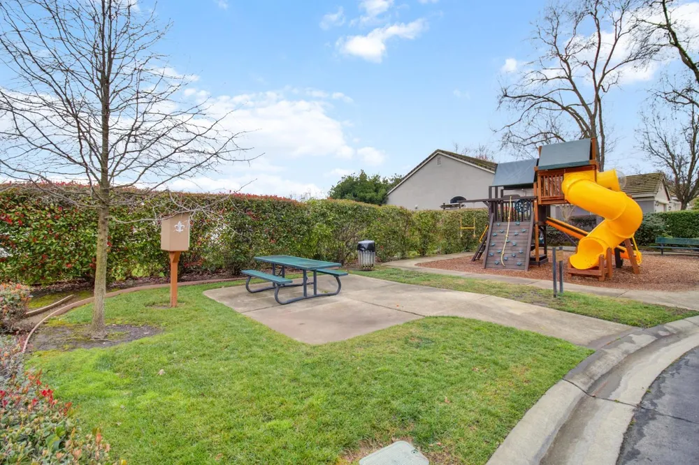 5144 Whisper Oaks Ln, Carmichael, CA 95608