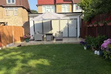 Hillcross Avenue, Morden