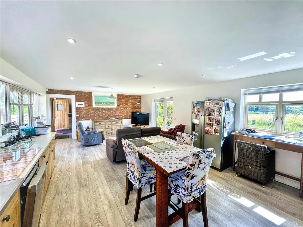 Property carousel item 4