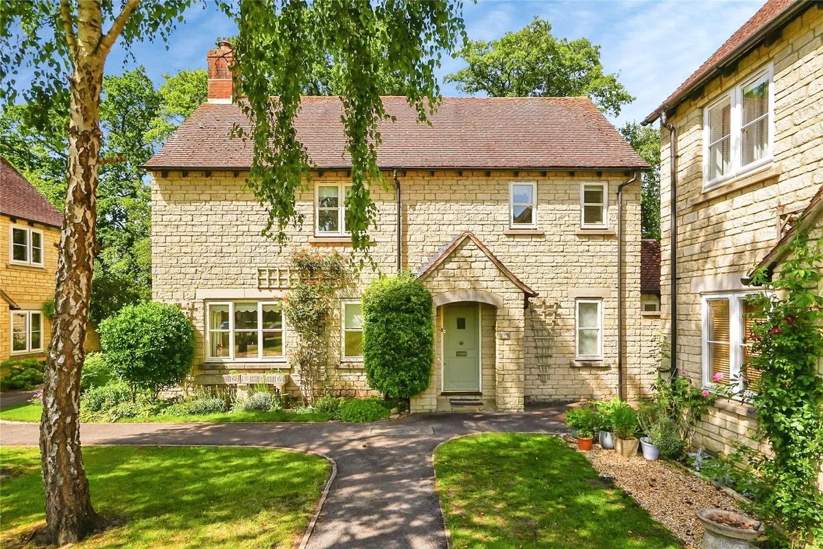 Hawthorn Drive, Bradwell Village, Burford, Oxfordshire, OX18