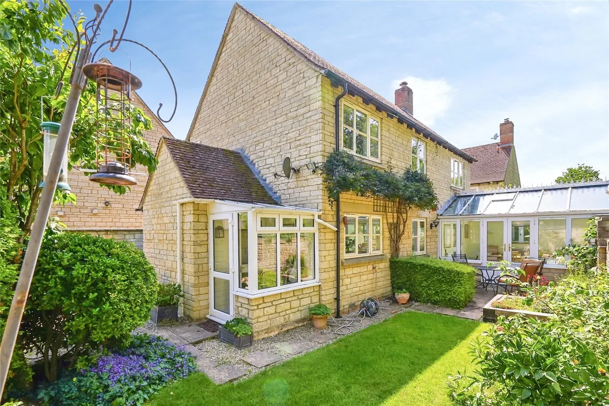 Hawthorn Drive, Bradwell Village, Burford, Oxfordshire, OX18