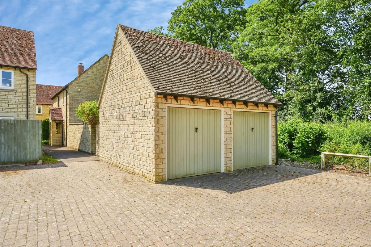Hawthorn Drive, Bradwell Village, Burford, Oxfordshire, OX18