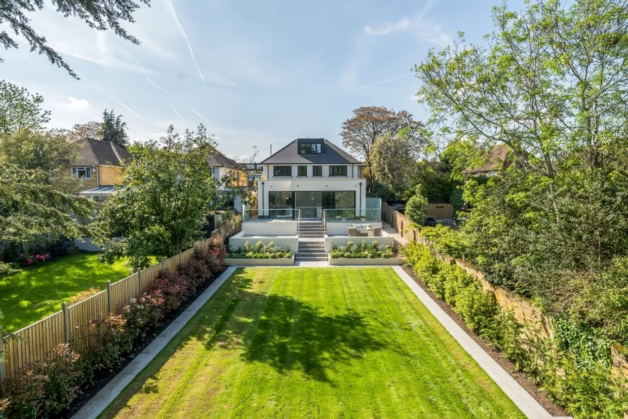 Oatlands Drive Weybridge KT13 photo 1