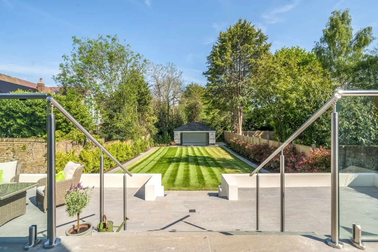 Oatlands Drive Weybridge KT13 photo 4