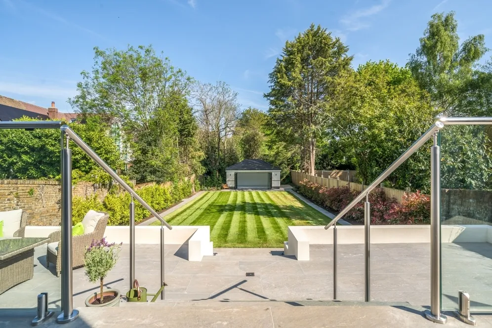 Oatlands Drive Weybridge KT13 photo 4