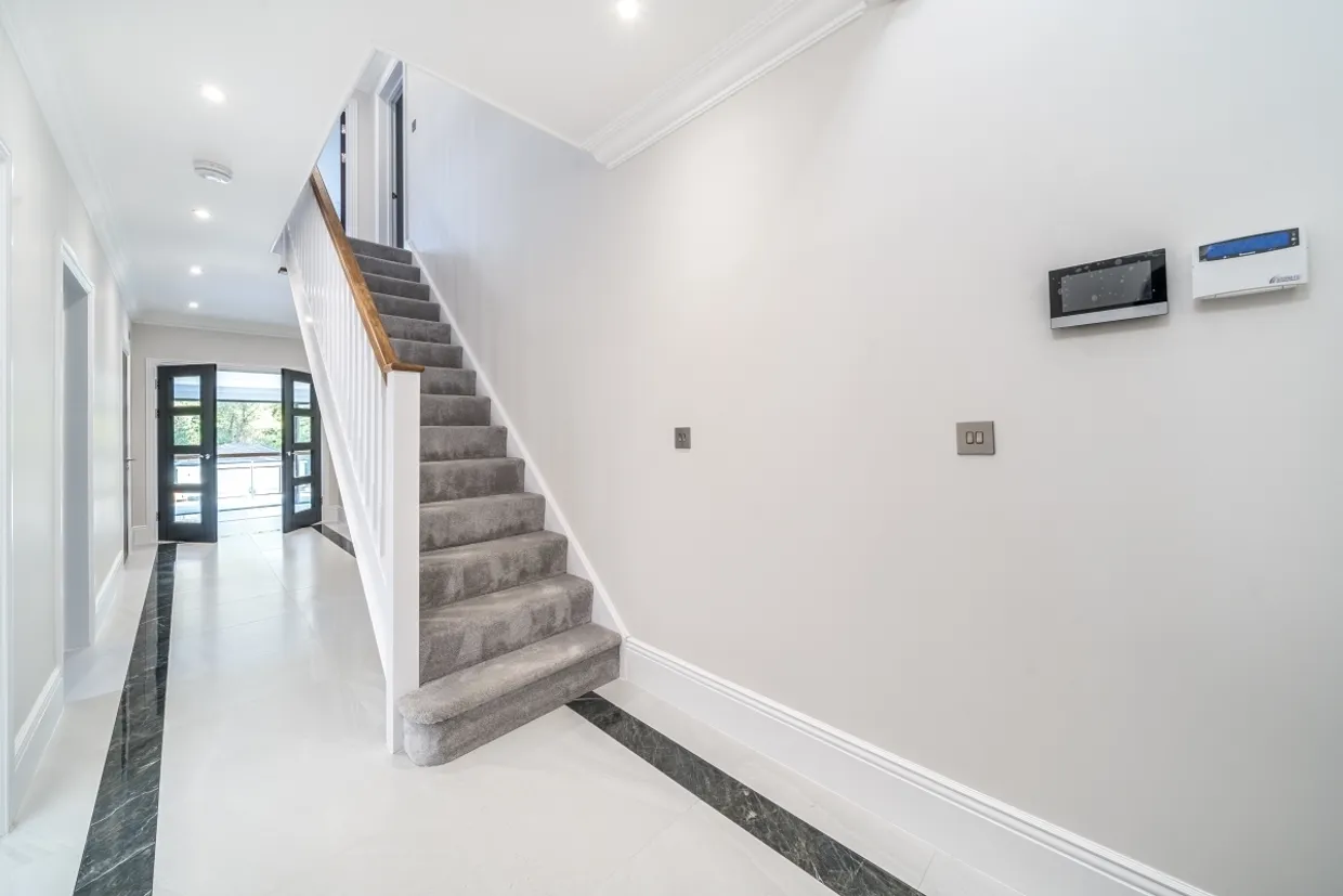 Oatlands Drive Weybridge KT13 photo 6