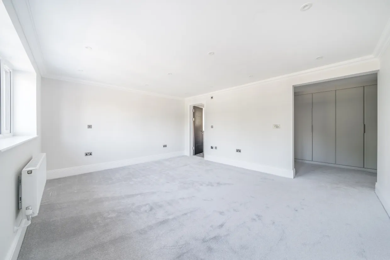 Oatlands Drive Weybridge KT13 photo 12